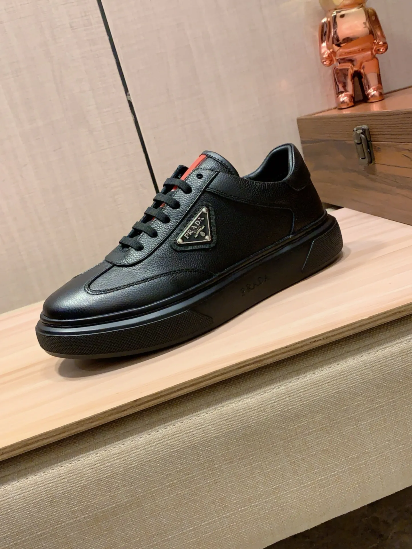 New model: Factory price: 460💰💰🎩🎩[Lightning][Lightning] "Prada Men's Shoes 💰pRADA*" The latest and most popular casual shoes, top brands [seduce] luxury~purchase, top~quality. [Strong] The upper is made of imported breathable and polished cowhide material ➕ Breathable sheepskin feet (•) with fine workmanship. The original stylish and stylish soft rubber wear-resistant and non-slip outsole is light and comfortable on the feet. The real thing looks better when photographed in person. 0186: code: 38-44, 4️⃣ colors selected
